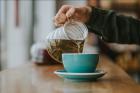 Przewodnik po parzeniu białej herbaty - poznaj sposoby, czas i temperaturę dla idealnego naparu!